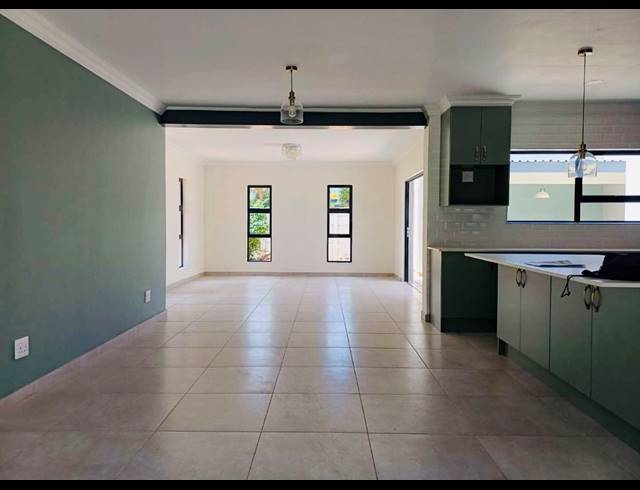 4 BEDROOM FREEHOLD FOR SALE IN BRACKENHURST